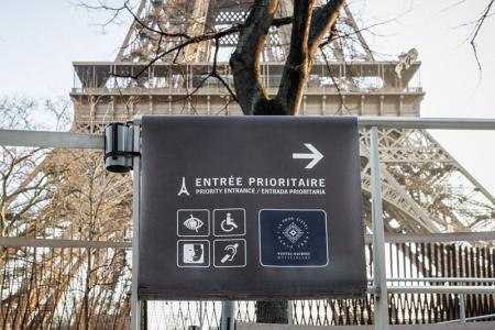 Vue sur la signalétique d'accès facilité à l'entrée de la tour Eiffel