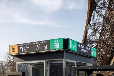 Vue sur l'entrée au pilier Est vers les caisses et l'ascenseur