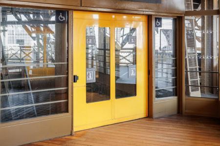 Vue sur les portes d'un ascenseur au 2ème étage