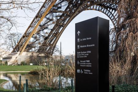 Vue sur les jardins et un pilier de la tour Eiffel
