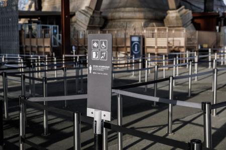 Vue sur la signalétique de rendez-vous des personnes handicapées sur le parvis