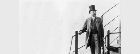 Gustave Eiffel dans les escaliers de la tour Eiffel