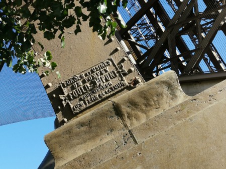 Vue sur la plaque d'un pilier montrant l'origine du fer de la tour Eiffel