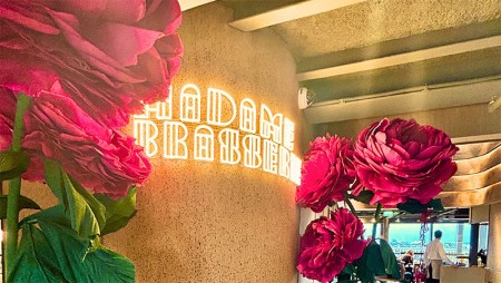 Decoración de San Valentín en el restaurante Madame Brasserie