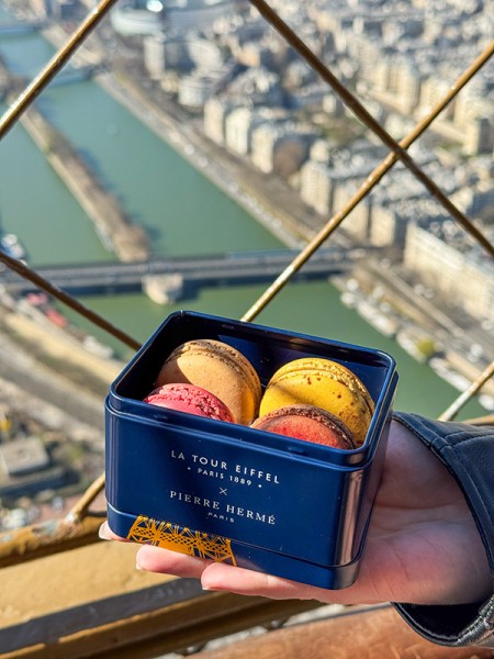 Foto de la caja de macarrones con forma de Torre Eiffel de Pierre Hermé.