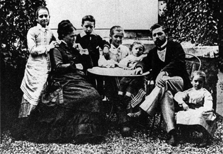 Foto de Gustave Eiffel na companhia de sua esposa e seus cinco filhos