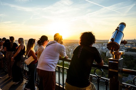 Photo of Eiffel Towers visitors 