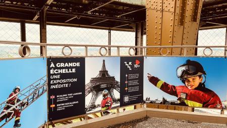 Panneau de l'exposition dans les escaliers