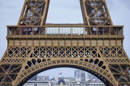 Frise des savants autour du 1er étage de la tour Eiffel