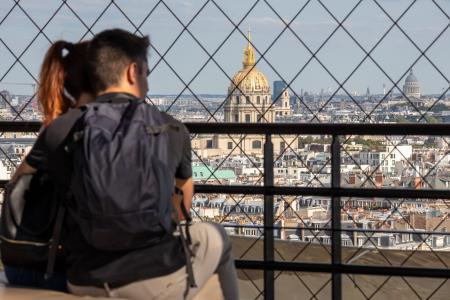 Jeunes à la tour Eiffel