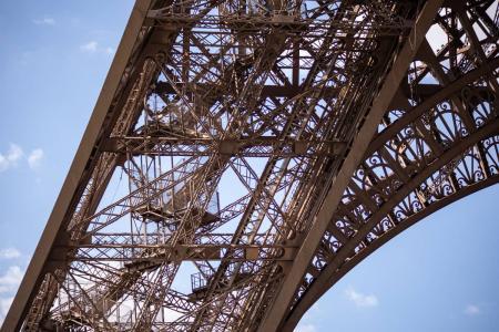 Vue sur un pilier de la tour Eiffel 