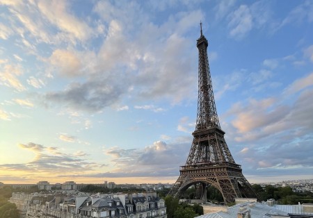 Vue sur la tour Eiffel au petit matin