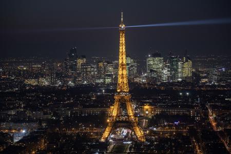 Vue sur la tour Eiffel éclairée de nuit