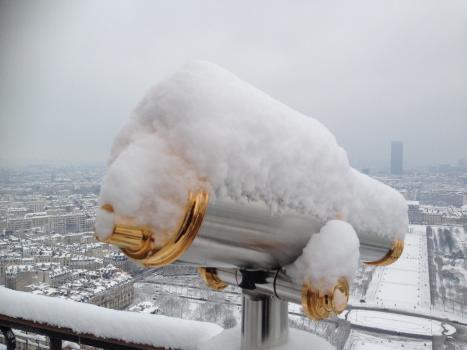 Une longue vue de la tour Eiffel enneigée