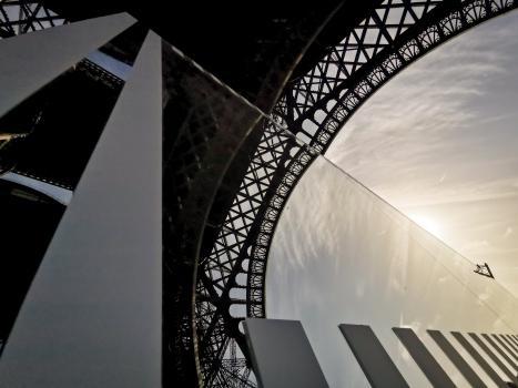 L'oeuvre de Daniel Buren à la tour Eiffel