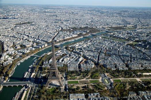 Vue aérienne sur Paris et la tour Eiffel