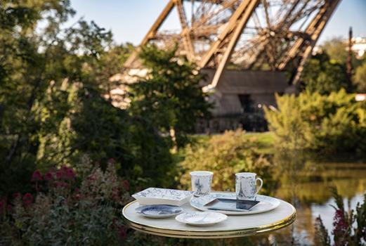 Foto de la colección Bernardaud en los jardines de la Torre Eiffel