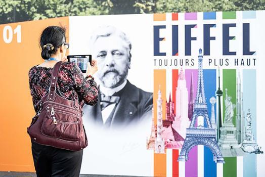 Panneau d'exposition sur le parvis