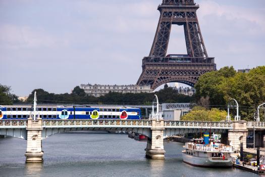 La línea C del RER y la torre Eiffel