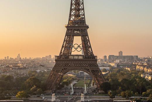 Photo de la tour Eiffel portant les anneaux olympiques