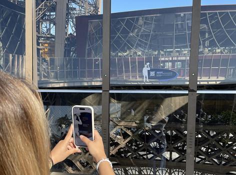Escanea un código QR para acceder a la experiencia inmersiva
