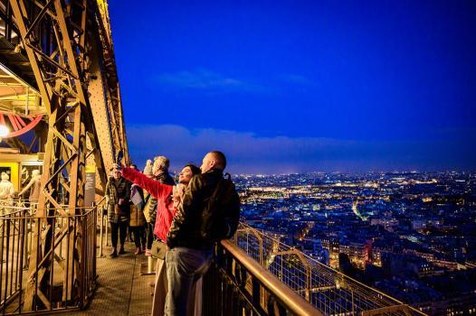 Couple se prenant en photo avec des coupes de champagne au 2ème étage