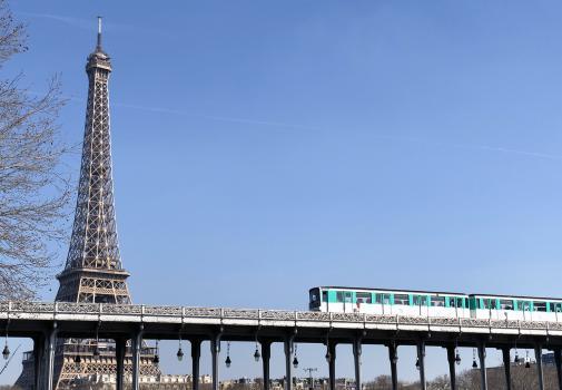 Pont Bir Hakeim et tour Eiffel