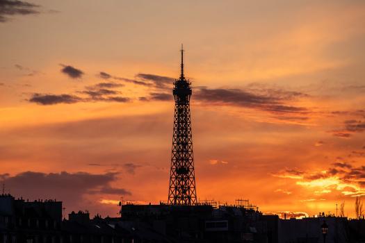 Vue sur le sommet de la tour Eiffel avec un coucher de soleil
