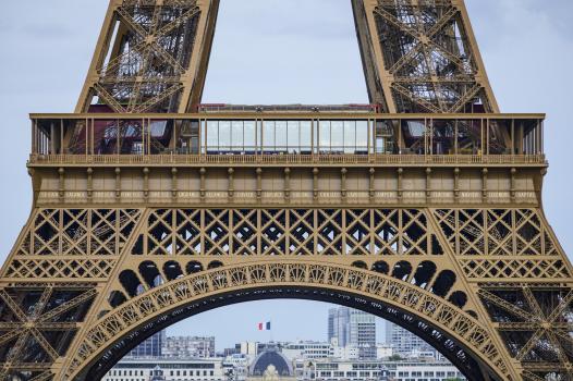 Frise des savants autour du 1er étage de la tour Eiffel