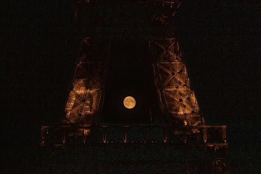 Foto de la Torre Eiffel de noche con luna llena