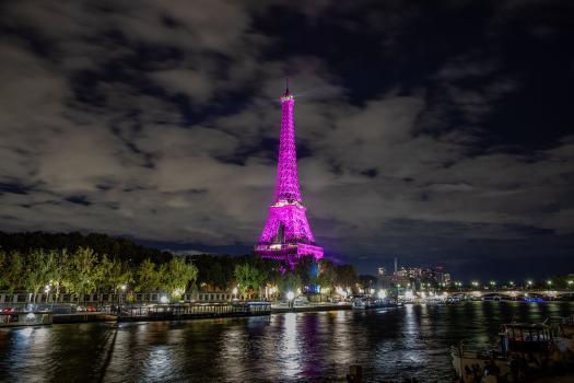 La tour Eiffel illuminée en rose