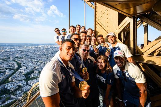 Equipe médaillée d'or de Rugby à 7 à la tour Eiffel