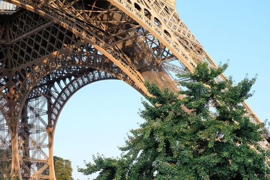 Vue sur le pilier nord de la tour Eiffel