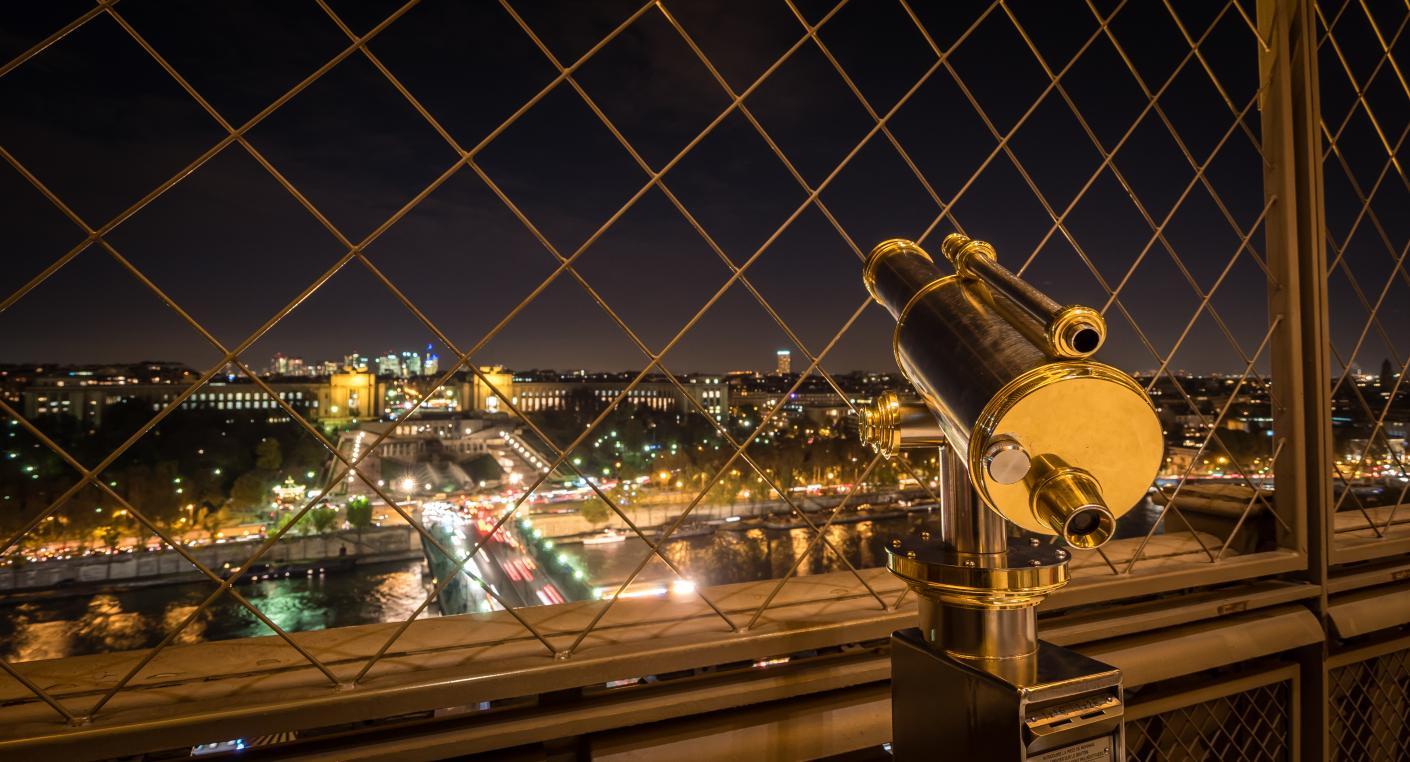 Longue vue de la tour Eiffel la nuit