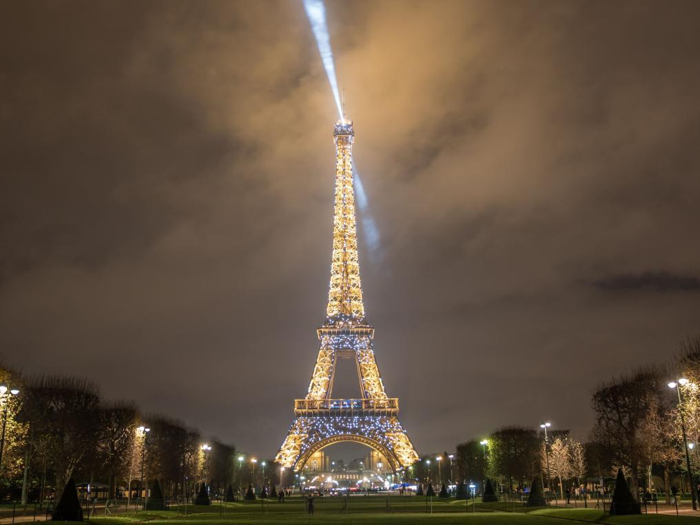 La Tour illuminée depuis le Champ-de-Mars