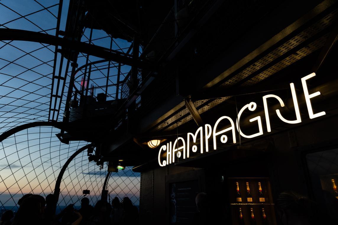 Bar à champagne au coucher de soleil