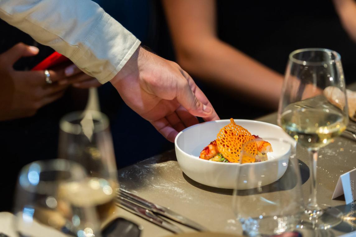 Concéntrese en un plato de Madame Brasserie