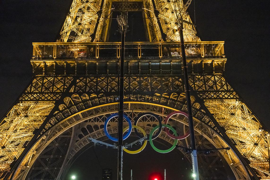 Photo of the installation of the rings on the Eiffel Tower
