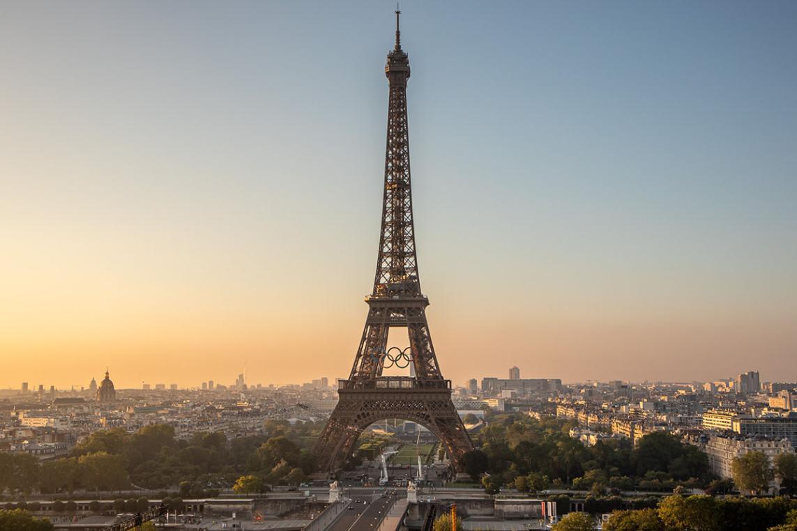 Photo of the installation of the rings on the Eiffel Tower