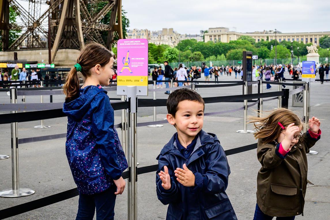 Un panneau du parcours sportif sur le parvis de la tour Eiffel