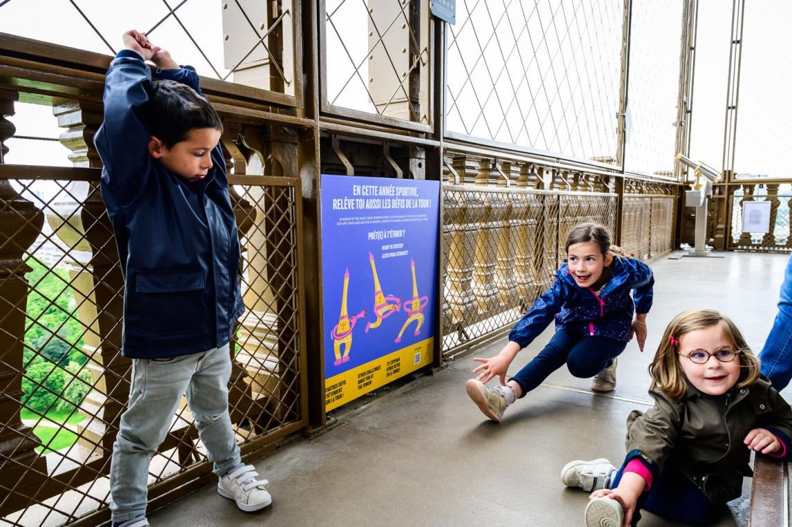 Un panneau du parcours sportif au 1er étage de la tour Eiffel