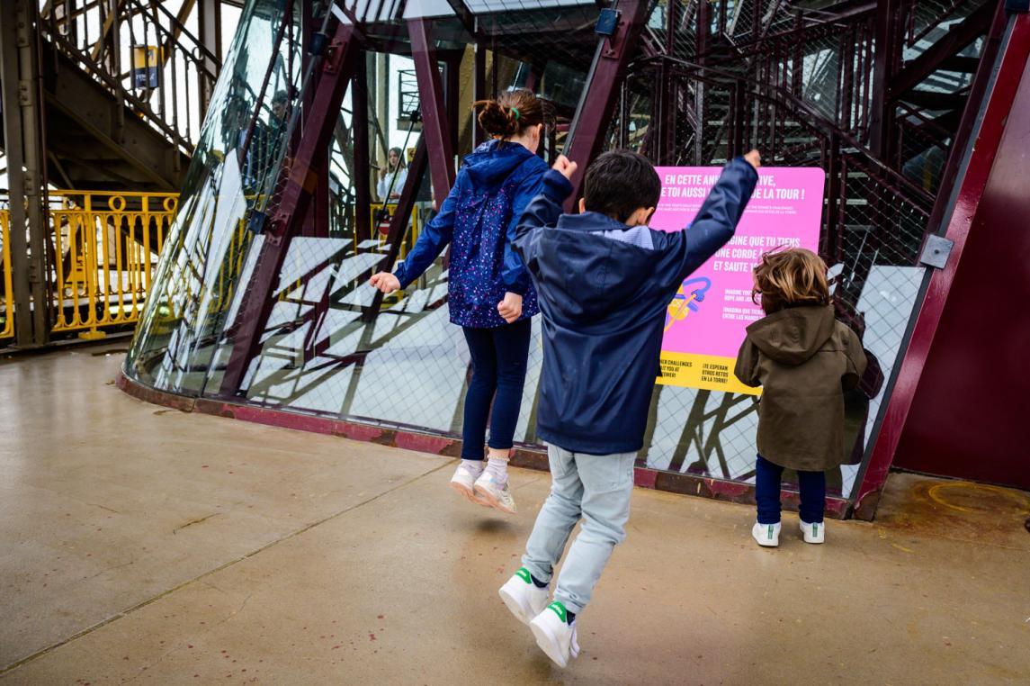 Un panneau du parcours sportif au 1er étage de la tour Eiffel