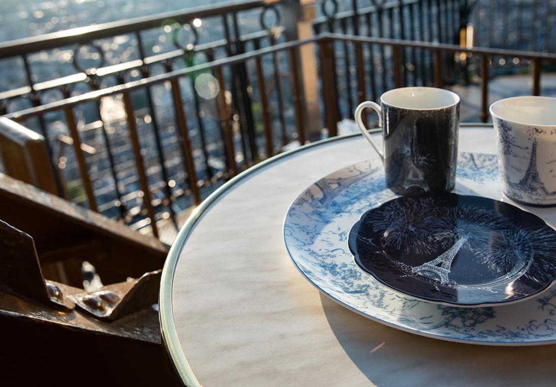 Foto de la taza y los platos Torre Eiffel x Bernardaud