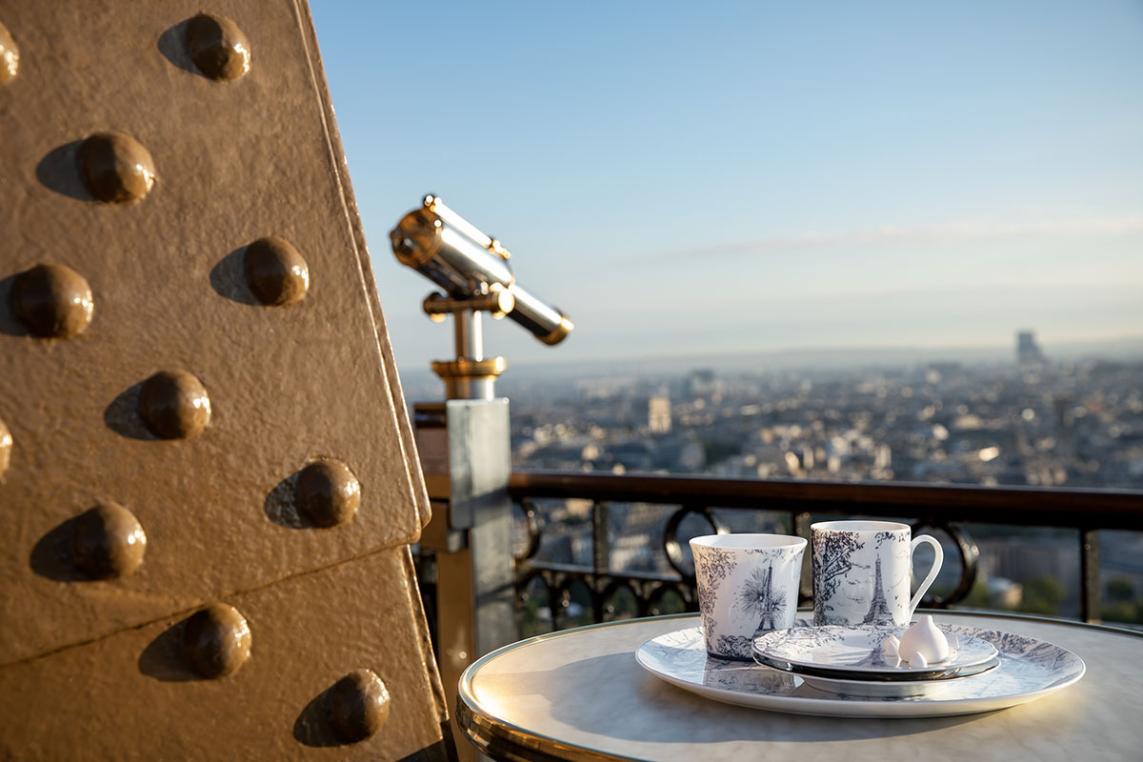 Foto de la bandeja, las tazas, los platos Foto de la taza y los platos Torre Eiffel x Bernardaud