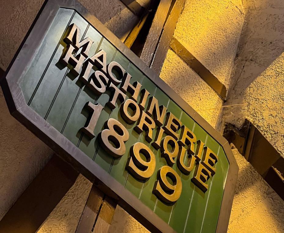 Entrée de la machinerie dans le pilier ouest