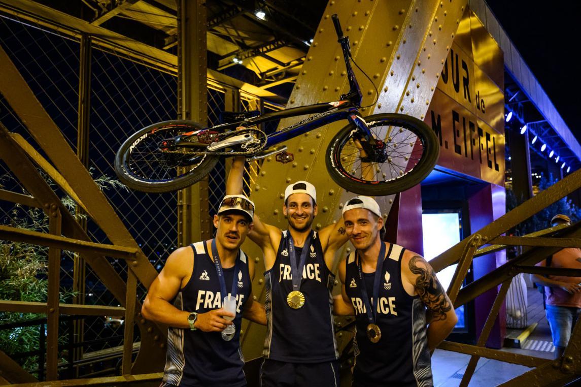 Equipe française de BMX race à la tour Eiffel