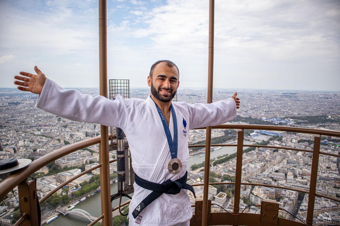 Luka  Mkheidze à la tour Eiffel