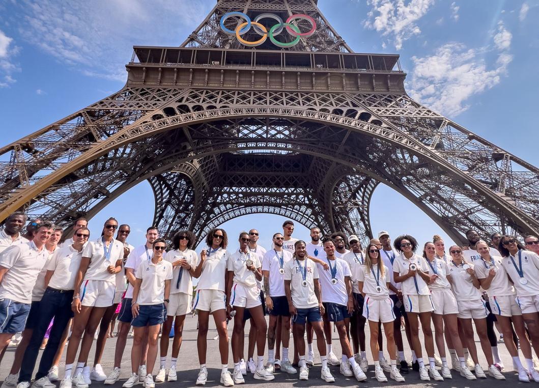 Equipe de France Hommes et Femmes de basket sur le parvis de la tour Eiffel