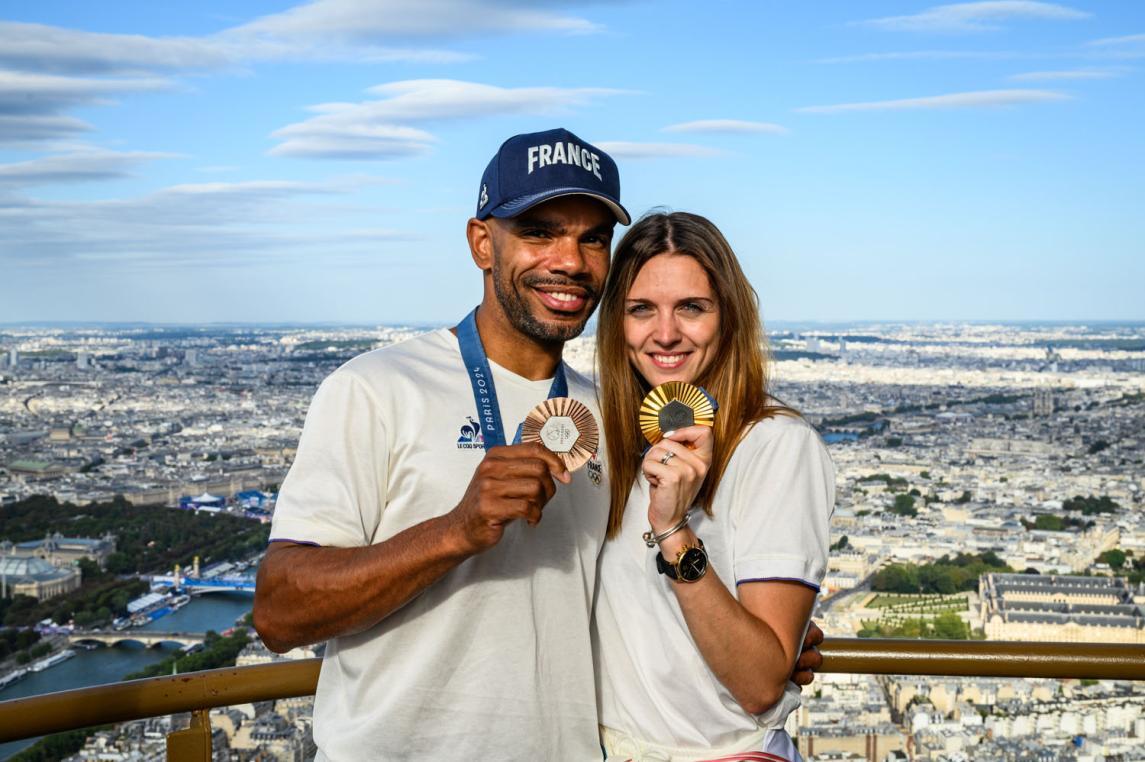 Bolade Apithy et Manon Apithy-Brunet à la tour Eiffel