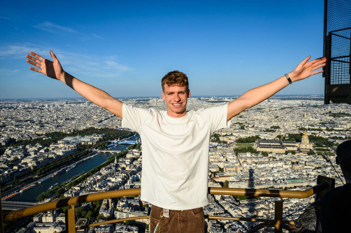 Léon Marchand à la tour Eiffel
